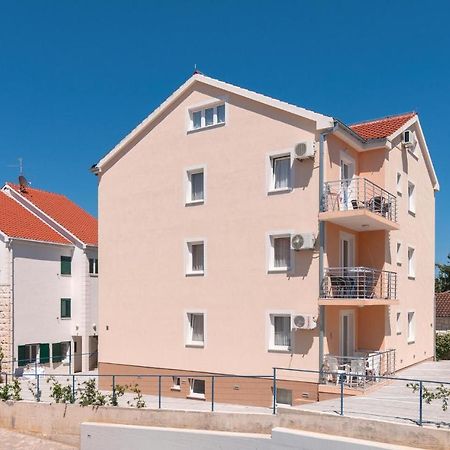 Cozy Apartment In Supetar With Kitchen Exterior foto